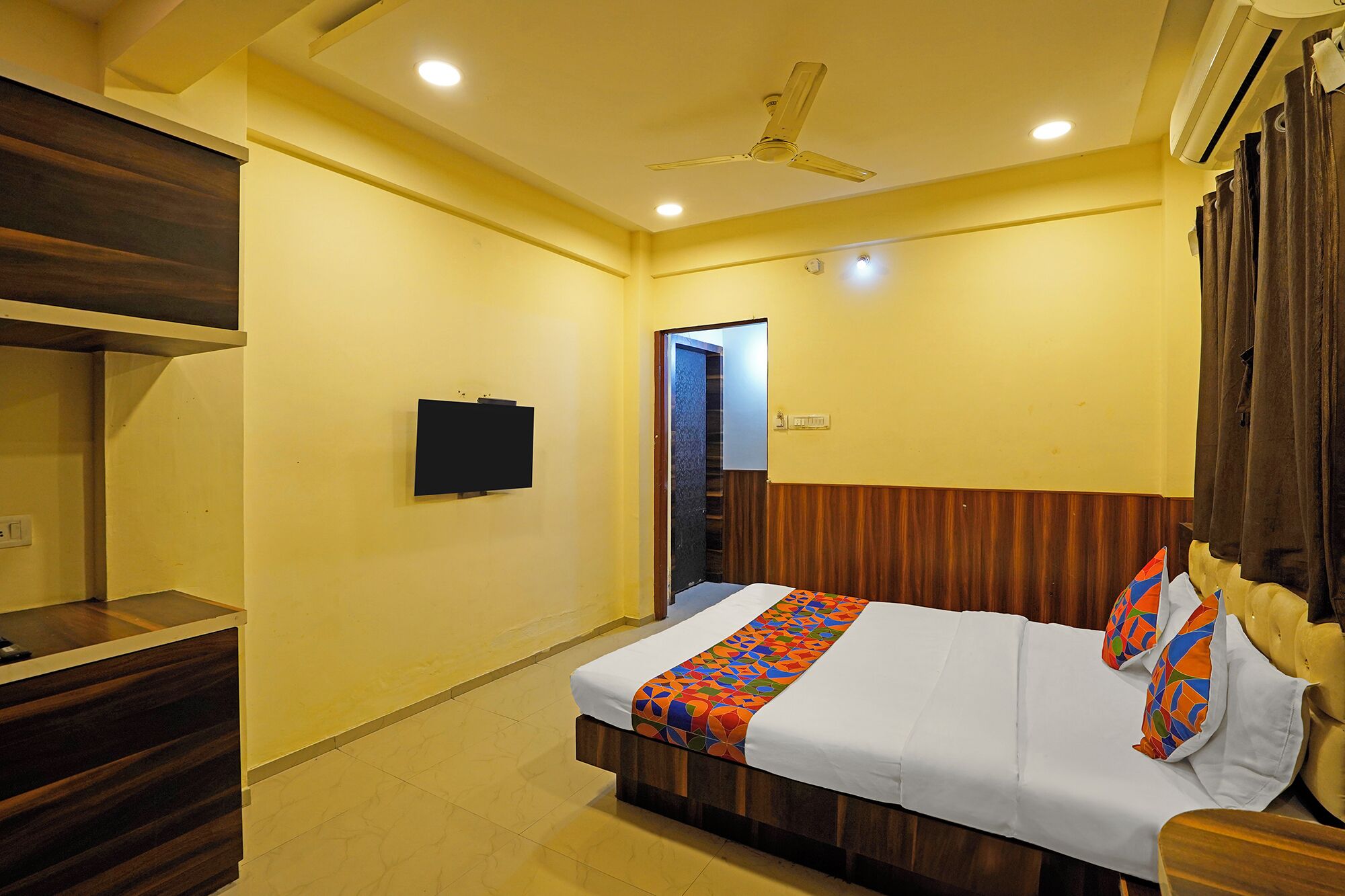 Egyptian cotton sheets, premium bedding, in-room safe, free WiFi