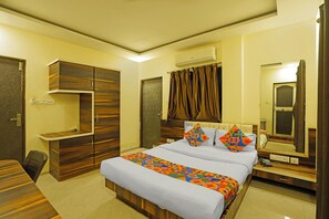 Egyptian cotton sheets, premium bedding, in-room safe, free WiFi - Fabhotel Club Metro (Nagpur)