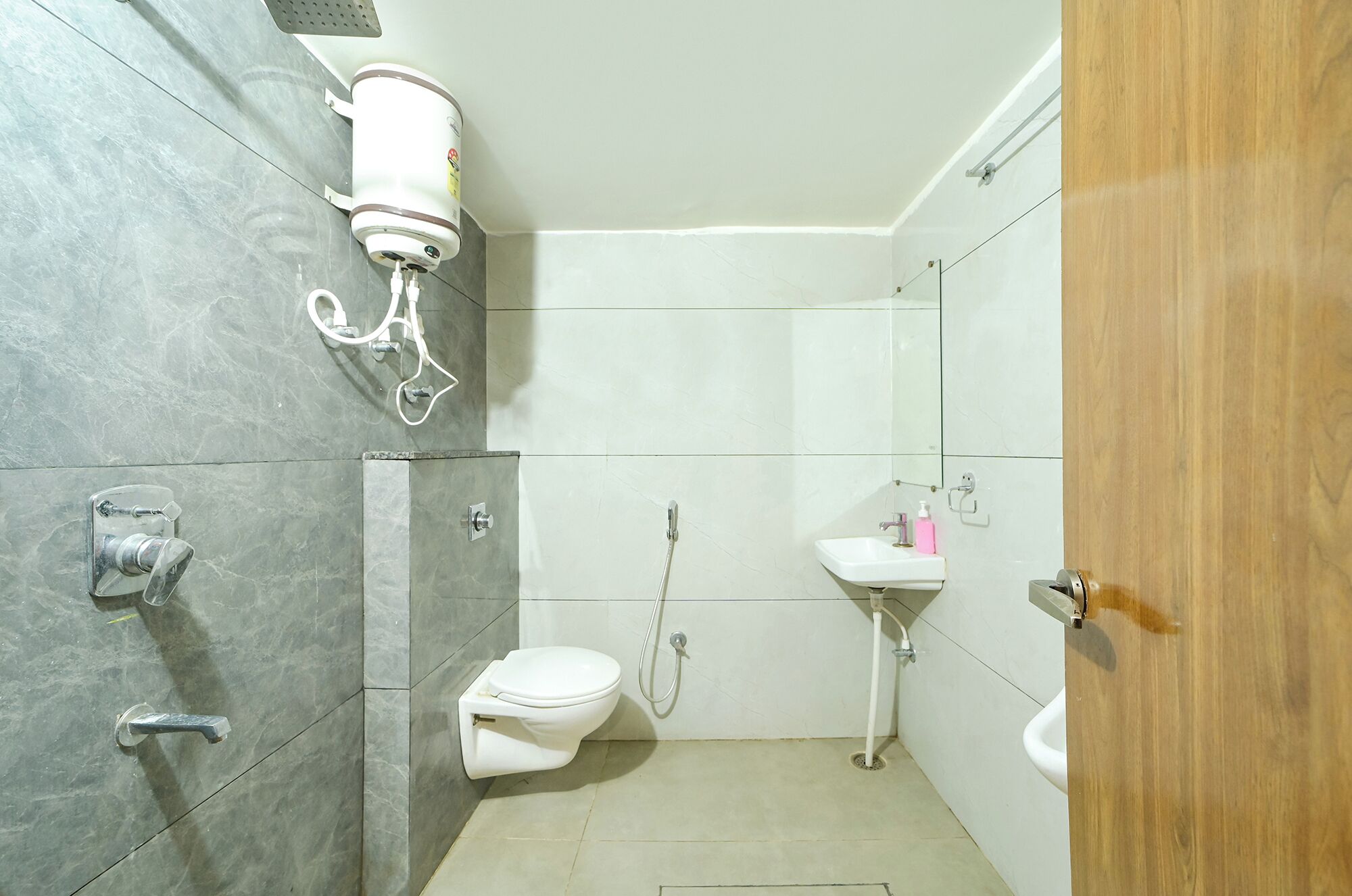 Suihku, sadesuihkupää, ilmaiset hygieniatuotteet, pyyhkeet