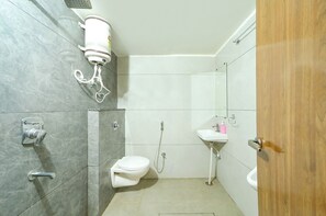 Suihku, sadesuihkupää, ilmaiset hygieniatuotteet, pyyhkeet