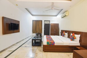 Egyptian cotton sheets, premium bedding, in-room safe, free WiFi - Fabhotel Surajkund Residency (Faridabad)
