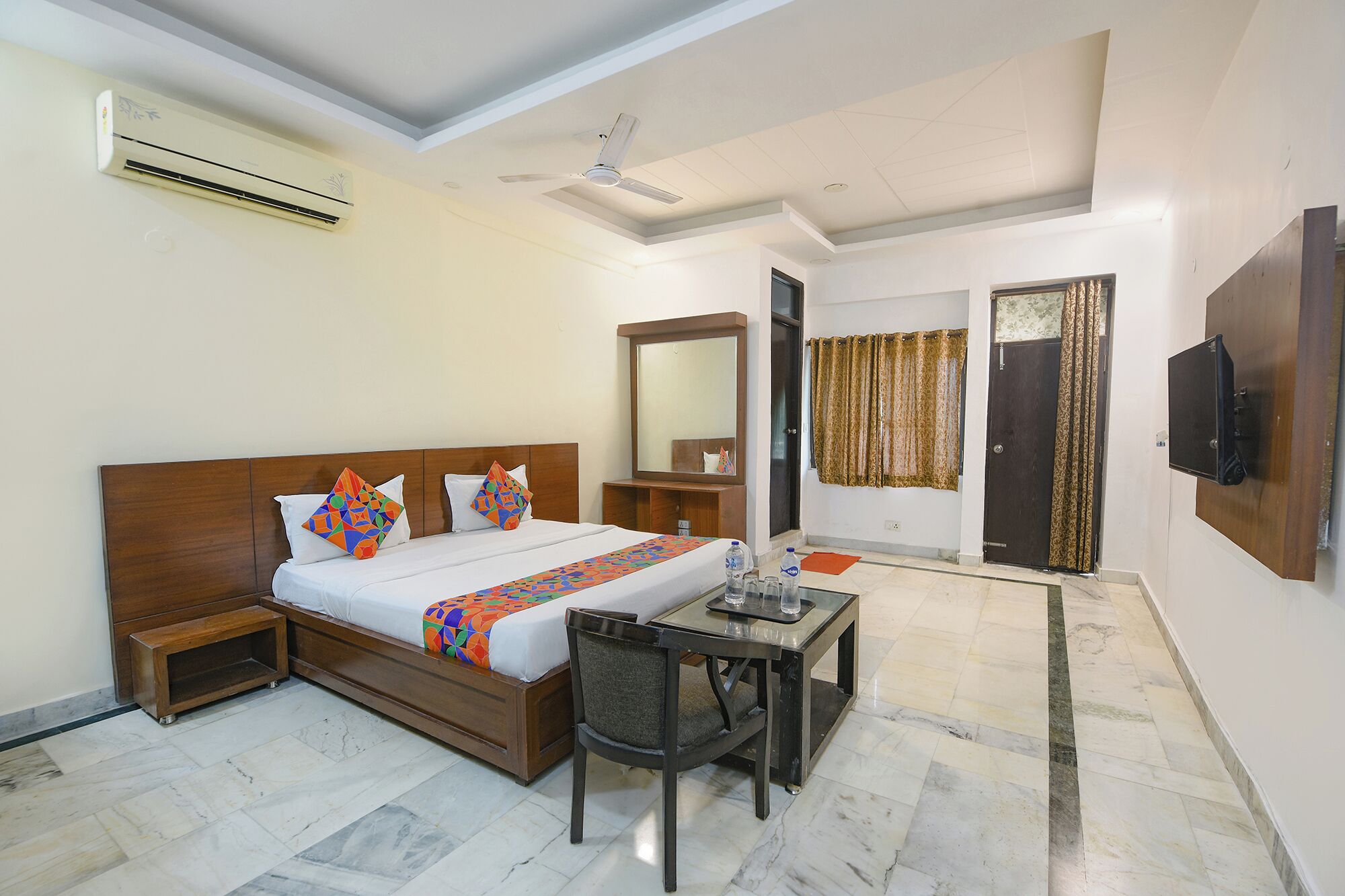 Egyptian cotton sheets, premium bedding, in-room safe, free WiFi