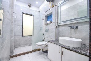 Shower, rainfall showerhead, free toiletries, towels - Fabhotel Mannat Shalimar Bagh (New Delhi)