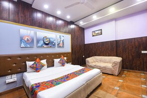 Egyptian cotton sheets, premium bedding, in-room safe, free WiFi - Fabhotel Mannat Shalimar Bagh (New Delhi)