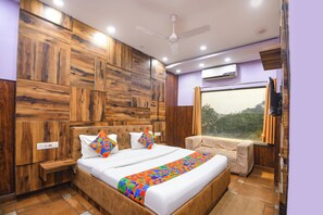 Egyptian cotton sheets, premium bedding, in-room safe, free WiFi - Fabhotel Mannat Shalimar Bagh (New Delhi)