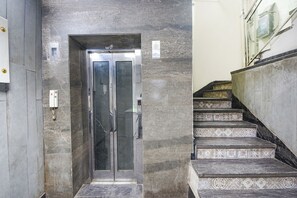 Staircase - Fabhotel Mannat Shalimar Bagh (New Delhi)