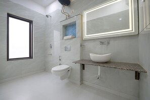 Deluxe Room | Bathroom | Shower, rainfall showerhead, free toiletries, towels - Fabhotel Mannat Shalimar Bagh (New Delhi)