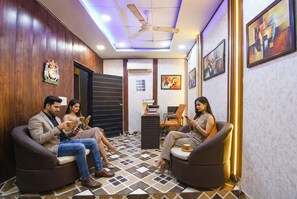 Lobby sitting area - Fabhotel Mannat Paschim Vihar (New Delhi)