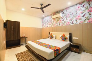 Deluxe Room | Egyptian cotton sheets, premium bedding, in-room safe, free WiFi - Fabhotel Mannat Paschim Vihar (New Delhi)