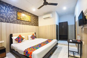 Egyptian cotton sheets, premium bedding, in-room safe, free WiFi