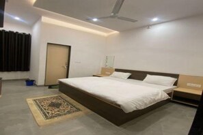 Deluxe kamer | Lakens van Egyptisch katoen, luxe beddengoed, een kluis op de kamer