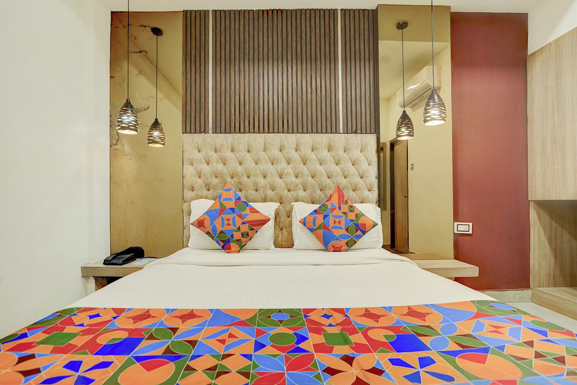 ملاءات من ا لقطن المصري وأغطية فراش متميزة وخزنة داخل الغرفة