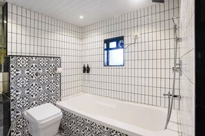 Een douche, een regendouche, gratis toiletartikelen, handdoeken