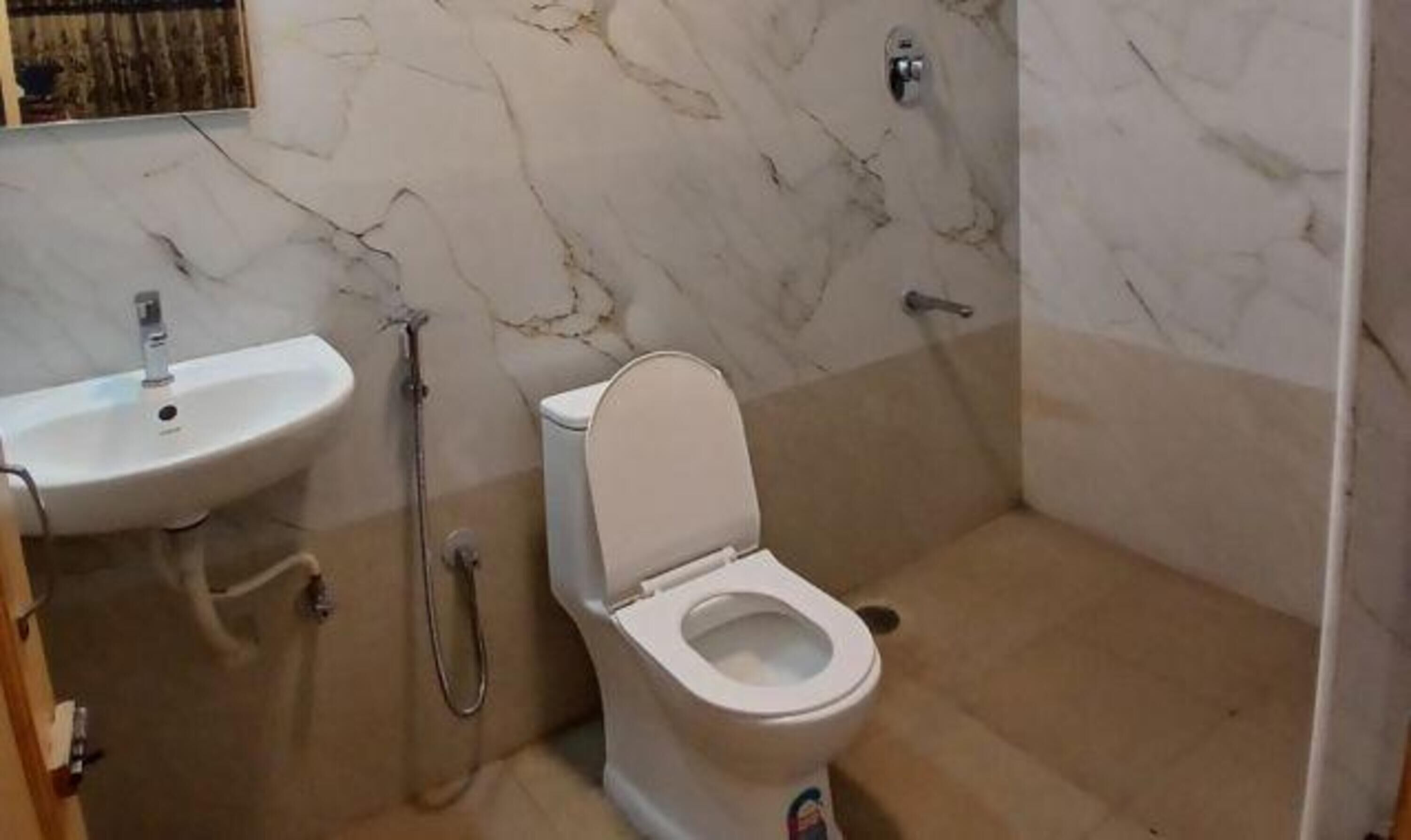 Deluxe Room | Bathroom | Shower, rainfall showerhead, free toiletries, towels