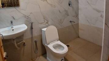 Deluxe Room | Bathroom | Shower, rainfall showerhead, free toiletries, towels