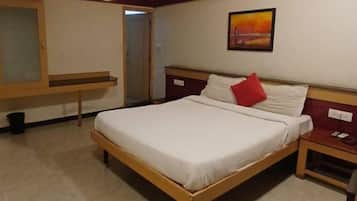 Deluxe Room | Egyptian cotton sheets, premium bedding, in-room safe, free WiFi