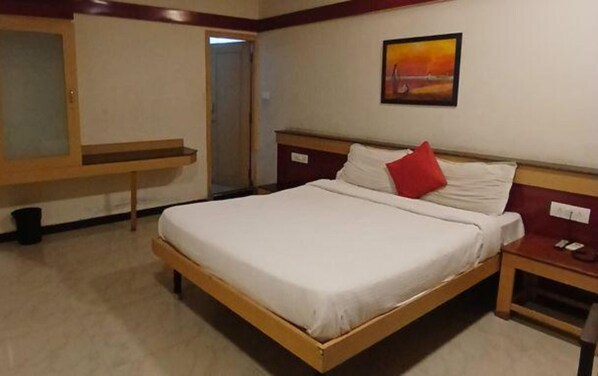 Deluxe Room | Egyptian cotton sheets, premium bedding, in-room safe, free WiFi - Fabhotel Sri Sai Guru Comforts (Bengaluru)