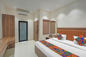 ملاءات من القطن المصري وأغطية فراش متميزة وخزنة داخل الغرفة