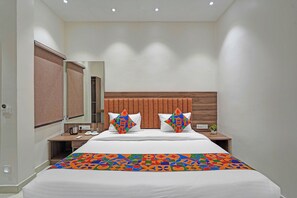 Egyptian cotton sheets, premium bedding, in-room safe, free WiFi - Fabhotel Swaraj (Varanasi)