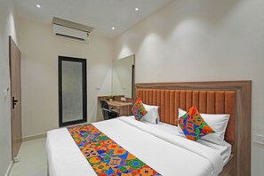 Egyptian cotton sheets, premium bedding, in-room safe, free WiFi - Fabhotel Swaraj (Varanasi)