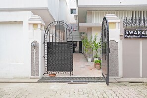 Property entrance - Fabhotel Swaraj (Varanasi)