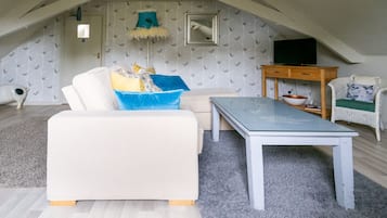 Suite, 1 Double Bed with Sofa bed, Garden View | Living area