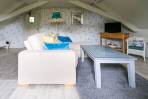 Suite, 1 llit doble i sofà llit, vistes al jardí | Sala d'estar