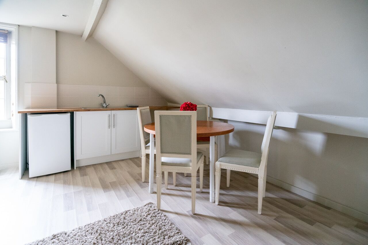 Suite, 1 Tempat Tidur Double dengan tempat tidur Sofa, pemandangan kebun | Dapur pribadi | Lemari es, microwave, kompor, dan peralatan masak/sendok-piring