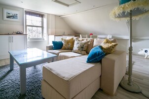 Suite, 1 Double Bed with Sofa bed, Garden View | Living area