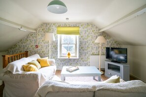 Suite, 1 Doppelbett, Gartenblick | Wohnbereich