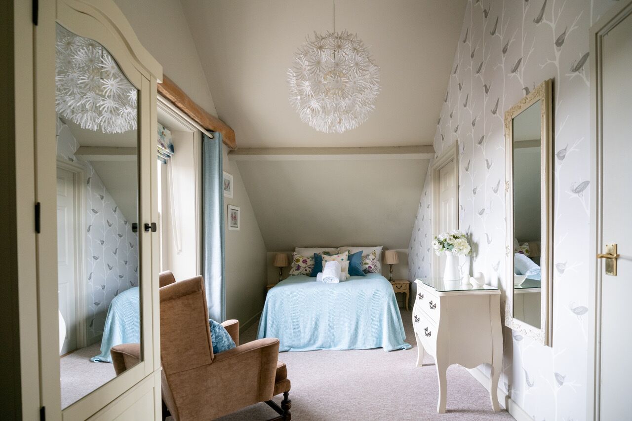 Suite, 1 Tempat Tidur Double dengan tempat tidur Sofa, pemandangan kebun | Setrika/meja setrika dan Wi-Fi gratis