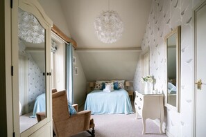 Suite, 1 llit doble i sofà llit, vistes al jardí | Planxa i posts de planxar i wifi gratuïta 