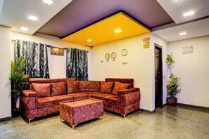 Lobby sitting area - Fabhotel Tap Inn (Anekal)