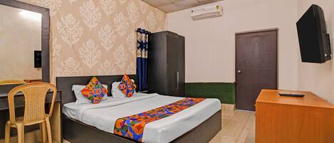 Egyptian cotton sheets, premium bedding, in-room safe, free WiFi