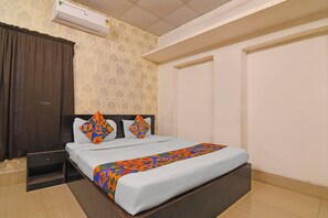 Egyptian cotton sheets, premium bedding, in-room safe, free WiFi - Fabhotel Jalan (Kolkata)