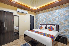 Egyptian cotton sheets, premium bedding, in-room safe, free WiFi - Fabhotel Suryansh (Indore)