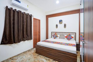 Egyptian cotton sheets, premium bedding, in-room safe, free WiFi - Fabhotel Sp 97 (Indore)