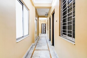 Lobby - Fabhotel Forreal Stays (Kolkata)