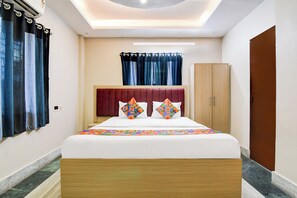 Egyptian cotton sheets, premium bedding, in-room safe, free WiFi