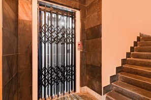Elevator - Fabhotel Forreal Stays (Kolkata)