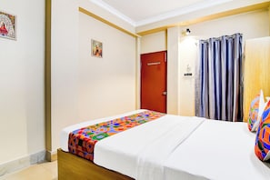 Egyptian cotton sheets, premium bedding, in-room safe, free WiFi - Fabhotel Forreal Stays (Kolkata)