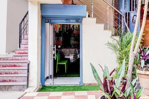 Pintu masuk properti