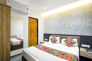 Egyptian cotton sheets, premium bedding, in-room safe, free WiFi - Fabhotel Cosmos Green (Indore)