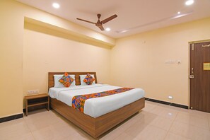 Egyptian cotton sheets, premium bedding, in-room safe, free WiFi - Fabhotel Shree Mohan Palace (Visakhapatnam)
