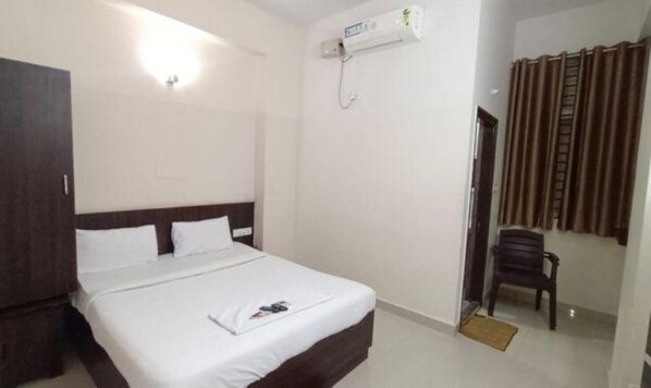 Deluxe Room | Egyptian cotton sheets, premium bedding, in-room safe, free WiFi - Fabhotel Pride Image (Bangalore)