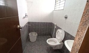 Deluxe Room | Bathroom | Shower, rainfall showerhead, free toiletries, towels - Fabhotel Pride Image (Bangalore)