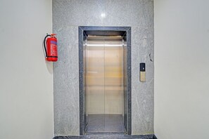 Elevator - Fabhotel Broholic Stay Inn (Hyderabad)