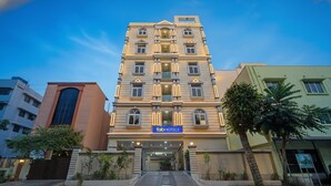 A multi-story hotel with a prominent entrance, a sign reading "fabHOTELS," and a staircase leading to the entrance. - Fabhotel Broholic Stay Inn (Hyderabad)