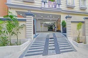 Property entrance - Fabhotel Broholic Stay Inn (Hyderabad)