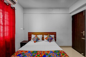 ملاءات من القطن المصري وأغطية فراش متميزة وخزنة داخل الغرفة